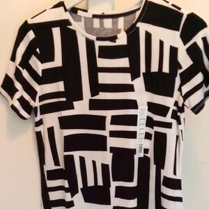 NWT. BLACK AND WHITE SHORT-SLEEVE BLOUSE BY NINE-WEST.  SIZE SMALL.